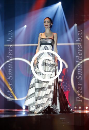 Hilversum 26 oktober 2015
Finale van Hollands next top model HNTM 2015 gepresenteerd door Anouk Smulders en Fred v Leer. De jury bestaat uit Dirk Kikstra May-Britt Mobach en Freek Koster (Touche Models).
De 4 4 finalisten zijn Loiza Lamers, Rachel Swaab Celine Koningstein en Lisa Kapper.
Loiza wordt uiteindelijk HNTM
