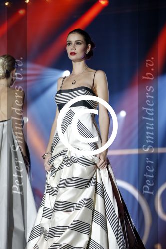 Hilversum 26 oktober 2015
Finale van Hollands next top model HNTM 2015 gepresenteerd door Anouk Smulders en Fred v Leer. De jury bestaat uit Dirk Kikstra May-Britt Mobach en Freek Koster (Touche Models).
De 4 4 finalisten zijn Loiza Lamers, Rachel Swaab Celine Koningstein en Lisa Kapper.
Loiza wordt uiteindelijk HNTM