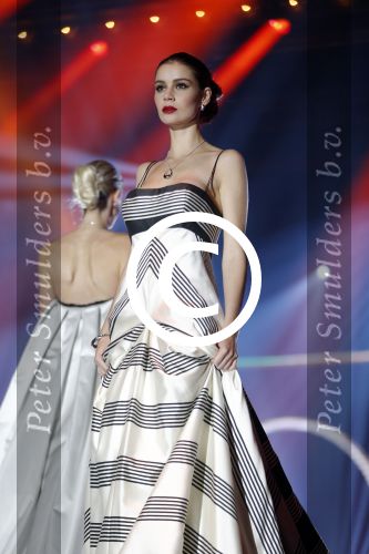 Hilversum 26 oktober 2015
Finale van Hollands next top model HNTM 2015 gepresenteerd door Anouk Smulders en Fred v Leer. De jury bestaat uit Dirk Kikstra May-Britt Mobach en Freek Koster (Touche Models).
De 4 4 finalisten zijn Loiza Lamers, Rachel Swaab Celine Koningstein en Lisa Kapper.
Loiza wordt uiteindelijk HNTM