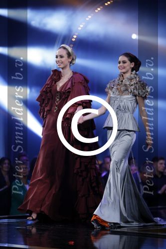 Hilversum 26 oktober 2015
Finale van Hollands next top model HNTM 2015 gepresenteerd door Anouk Smulders en Fred v Leer. De jury bestaat uit Dirk Kikstra May-Britt Mobach en Freek Koster (Touche Models).
De 4 4 finalisten zijn Loiza Lamers, Rachel Swaab Celine Koningstein en Lisa Kapper.
Loiza wordt uiteindelijk HNTM