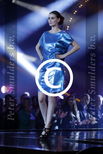Hilversum 26 oktober 2015
Finale van Hollands next top model HNTM 2015 gepresenteerd door Anouk Smulders en Fred v Leer. De jury bestaat uit Dirk Kikstra May-Britt Mobach en Freek Koster (Touche Models).
De 4 4 finalisten zijn Loiza Lamers, Rachel Swaab Celine Koningstein en Lisa Kapper.
Loiza wordt uiteindelijk HNTM