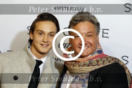 Amsterdam 28 oktober 2015
Premiere James Bond spectre in Tuschinski.
Rene Froger met zijn zoon