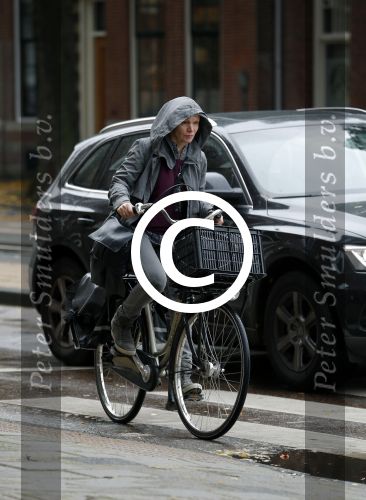 Amsterdam 7 november 2015 
Renee Soutendijk in regenpak op de fiets