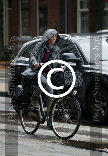 Amsterdam 7 november 2015 
Renee Soutendijk in regenpak op de fiets