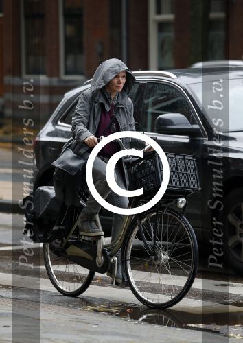 Amsterdam 7 november 2015 
Renee Soutendijk in regenpak op de fiets