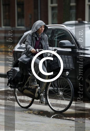 Amsterdam 7 november 2015 
Renee Soutendijk in regenpak op de fiets