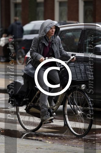 Amsterdam 7 november 2015 
Renee Soutendijk in regenpak op de fiets