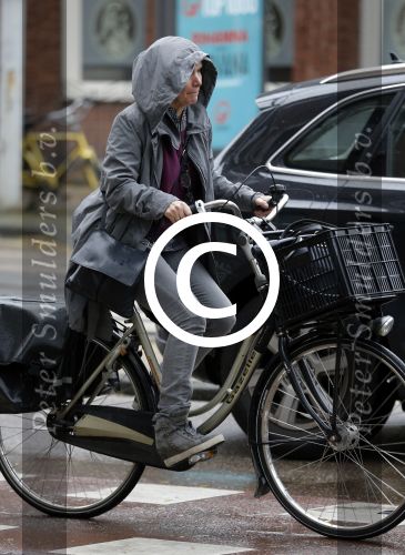 Amsterdam 7 november 2015 
Renee Soutendijk in regenpak op de fiets