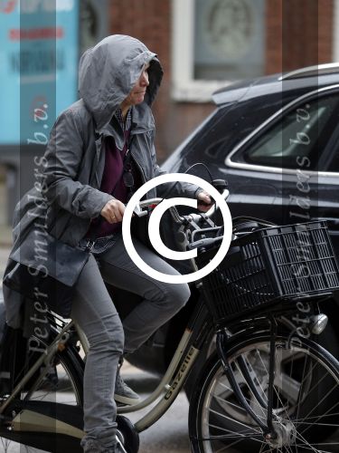 Amsterdam 7 november 2015 
Renee Soutendijk in regenpak op de fiets