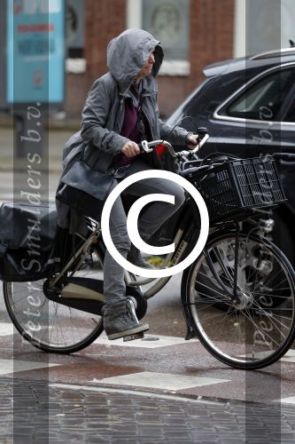 Amsterdam 7 november 2015 
Renee Soutendijk in regenpak op de fiets