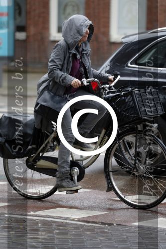 Amsterdam 7 november 2015 
Renee Soutendijk in regenpak op de fiets