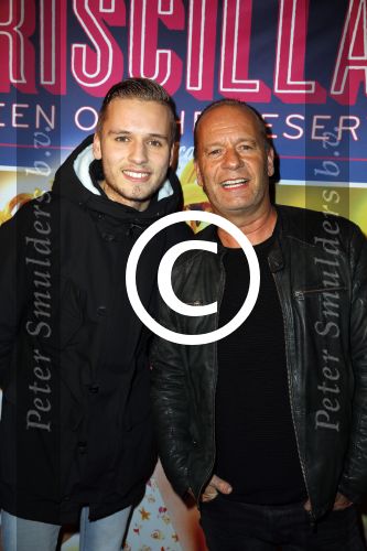 Amsterdam 11 november 2015
Premiere queen of the dessert met oa Jason Donovan Simon Greete Adam Bailey en Philip Childs in carre. Ron Boszhard met zoon