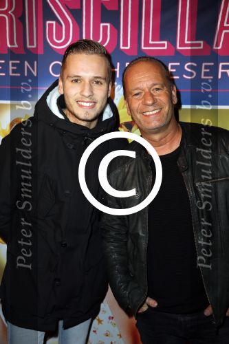 Amsterdam 11 november 2015
Premiere queen of the dessert met oa Jason Donovan Simon Greete Adam Bailey en Philip Childs in carre. Ron Boszhard met zoon