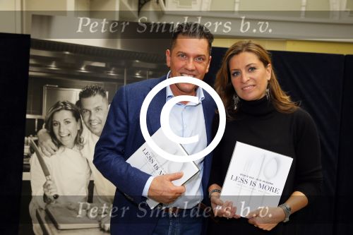 Amsterdam 19 oktober 2015 
Boekpresentatie Sacha de Boer en Jacob Jan Boerma in hotel Krasnapolsky. Man Rick Nieman praat het aan elkaar.