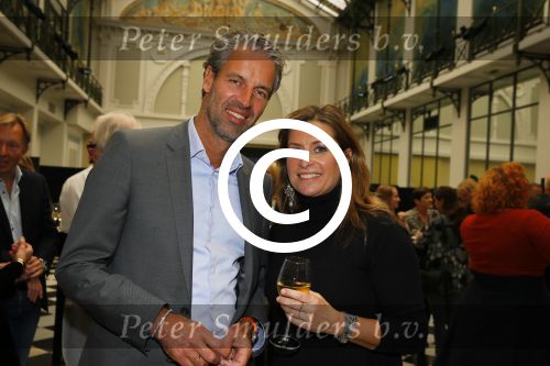 Amsterdam 19 oktober 2015 
Boekpresentatie Sacha de Boer en Jacob Jan Boerma in hotel Krasnapolsky. Man Rick Nieman praat het aan elkaar. Sacha met broer