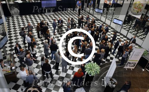 Amsterdam 19 oktober 2015 
Boekpresentatie Sacha de Boer en Jacob Jan Boerma in hotel Krasnapolsky. Man Rick Nieman praat het aan elkaar.
