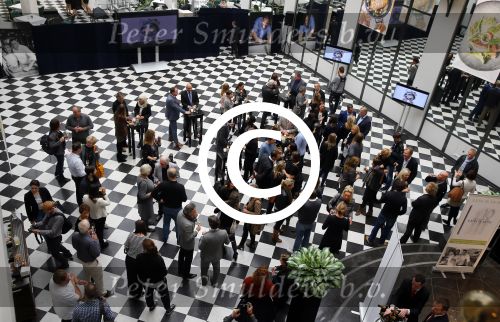 Amsterdam 19 oktober 2015 
Boekpresentatie Sacha de Boer en Jacob Jan Boerma in hotel Krasnapolsky. Man Rick Nieman praat het aan elkaar.