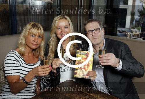 Hoorn 3 november 2015 
Sonja Bakker krijgt het eerste exemplaar van het booek van Matthieu Slee en Kyra Rutgers