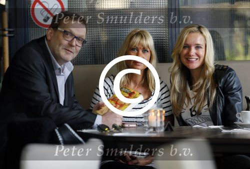 Hoorn 3 november 2015 
Sonja Bakker krijgt het eerste exemplaar van het booek van Matthieu Slee en Kyra Rutgers