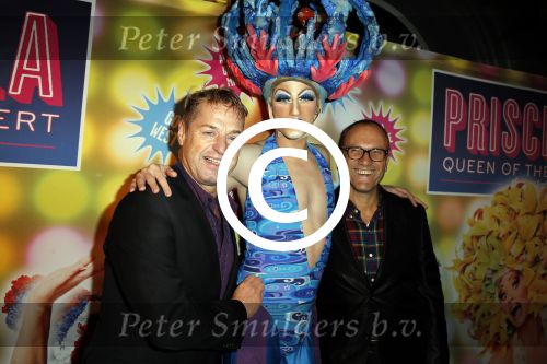 Amsterdam 11 november 2015
Premiere queen of the dessert met oa Jason Donovan Simon Greete Adam Bailey en Philip Childs in carre. Tony Neef met vriend