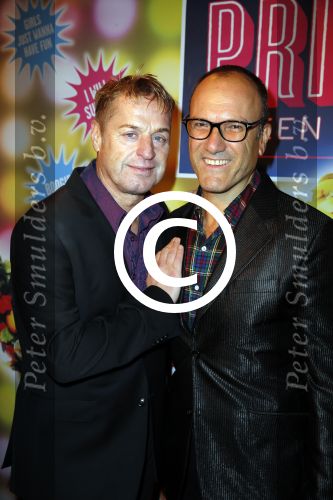 Amsterdam 11 november 2015
Premiere queen of the dessert met oa Jason Donovan Simon Greete Adam Bailey en Philip Childs in carre. Tony Neef met vriend