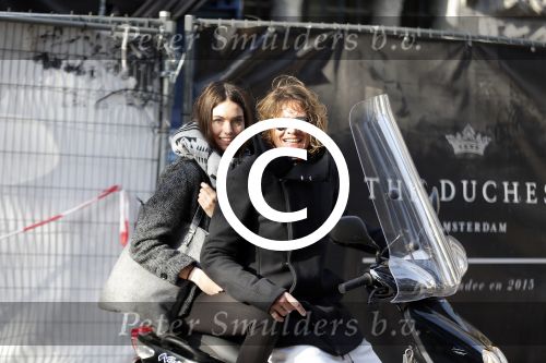 Amsterdam 2 november 2015
Tygo Gernandt met zijn nieuwe vriendin Annewil Hokken op de scooter