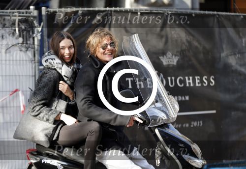 Amsterdam 2 november 2015
Tygo Gernandt met zijn nieuwe vriendin Annewil Hokken op de scooter