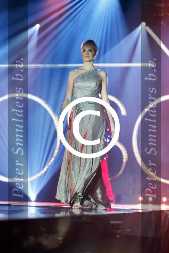 Hilversum 26 oktober 2015
Finale van Hollands next top model HNTM 2015 gepresenteerd door Anouk Smulders en Fred v Leer. De jury bestaat uit Dirk Kikstra May-Britt Mobach en Freek Koster (Touche Models).
De 4 4 finalisten zijn Loiza Lamers, Rachel Swaab Celine Koningstein en Lisa Kapper.
Loiza wordt uiteindelijk HNTM. Yfke Sturm