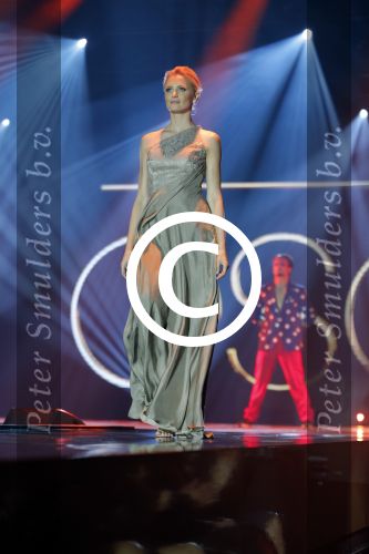 Hilversum 26 oktober 2015
Finale van Hollands next top model HNTM 2015 gepresenteerd door Anouk Smulders en Fred v Leer. De jury bestaat uit Dirk Kikstra May-Britt Mobach en Freek Koster (Touche Models).
De 4 4 finalisten zijn Loiza Lamers, Rachel Swaab Celine Koningstein en Lisa Kapper.
Loiza wordt uiteindelijk HNTM. Yfke Sturm