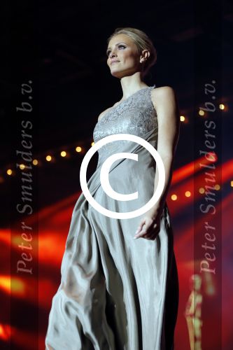 Hilversum 26 oktober 2015
Finale van Hollands next top model HNTM 2015 gepresenteerd door Anouk Smulders en Fred v Leer. De jury bestaat uit Dirk Kikstra May-Britt Mobach en Freek Koster (Touche Models).
De 4 4 finalisten zijn Loiza Lamers, Rachel Swaab Celine Koningstein en Lisa Kapper.
Loiza wordt uiteindelijk HNTM. Yfke Sturm