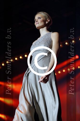 Hilversum 26 oktober 2015
Finale van Hollands next top model HNTM 2015 gepresenteerd door Anouk Smulders en Fred v Leer. De jury bestaat uit Dirk Kikstra May-Britt Mobach en Freek Koster (Touche Models).
De 4 4 finalisten zijn Loiza Lamers, Rachel Swaab Celine Koningstein en Lisa Kapper.
Loiza wordt uiteindelijk HNTM. Yfke Sturm