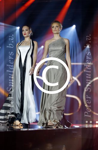 Hilversum 26 oktober 2015
Finale van Hollands next top model HNTM 2015 gepresenteerd door Anouk Smulders en Fred v Leer. De jury bestaat uit Dirk Kikstra May-Britt Mobach en Freek Koster (Touche Models).
De 4 4 finalisten zijn Loiza Lamers, Rachel Swaab Celine Koningstein en Lisa Kapper.
Loiza wordt uiteindelijk HNTM. Yfke Sturm