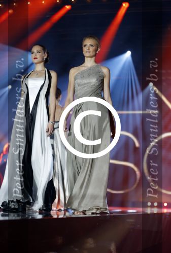 Hilversum 26 oktober 2015
Finale van Hollands next top model HNTM 2015 gepresenteerd door Anouk Smulders en Fred v Leer. De jury bestaat uit Dirk Kikstra May-Britt Mobach en Freek Koster (Touche Models).
De 4 4 finalisten zijn Loiza Lamers, Rachel Swaab Celine Koningstein en Lisa Kapper.
Loiza wordt uiteindelijk HNTM. Yfke Sturm