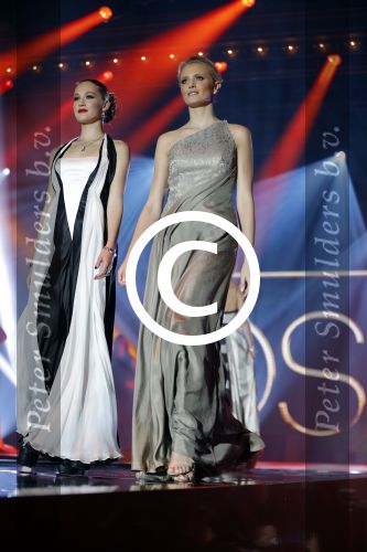 Hilversum 26 oktober 2015
Finale van Hollands next top model HNTM 2015 gepresenteerd door Anouk Smulders en Fred v Leer. De jury bestaat uit Dirk Kikstra May-Britt Mobach en Freek Koster (Touche Models).
De 4 4 finalisten zijn Loiza Lamers, Rachel Swaab Celine Koningstein en Lisa Kapper.
Loiza wordt uiteindelijk HNTM. Yfke Sturm