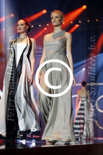 Hilversum 26 oktober 2015
Finale van Hollands next top model HNTM 2015 gepresenteerd door Anouk Smulders en Fred v Leer. De jury bestaat uit Dirk Kikstra May-Britt Mobach en Freek Koster (Touche Models).
De 4 4 finalisten zijn Loiza Lamers, Rachel Swaab Celine Koningstein en Lisa Kapper.
Loiza wordt uiteindelijk HNTM. Yfke Sturm