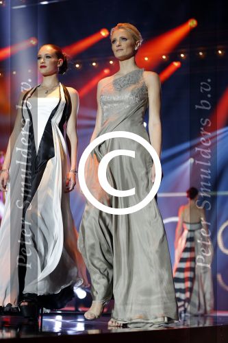 Hilversum 26 oktober 2015
Finale van Hollands next top model HNTM 2015 gepresenteerd door Anouk Smulders en Fred v Leer. De jury bestaat uit Dirk Kikstra May-Britt Mobach en Freek Koster (Touche Models).
De 4 4 finalisten zijn Loiza Lamers, Rachel Swaab Celine Koningstein en Lisa Kapper.
Loiza wordt uiteindelijk HNTM. Yfke Sturm
