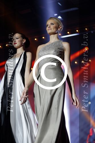 Hilversum 26 oktober 2015
Finale van Hollands next top model HNTM 2015 gepresenteerd door Anouk Smulders en Fred v Leer. De jury bestaat uit Dirk Kikstra May-Britt Mobach en Freek Koster (Touche Models).
De 4 4 finalisten zijn Loiza Lamers, Rachel Swaab Celine Koningstein en Lisa Kapper.
Loiza wordt uiteindelijk HNTM. Yfke Sturm