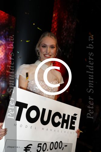 Amsterdam 25 oktober 2016
Finale Hollands Next topmodel gepresenteerd door Anouk Smulders met de finalisten Akke Marije Colette Emma en Noor. Juryleden Fred v Leer Anna Nooshin en Alek Bruessing.