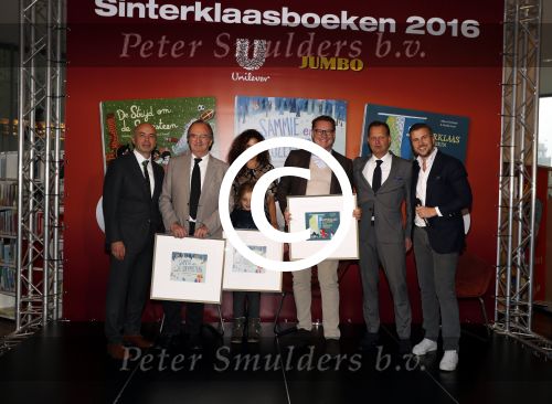 Amsterdam 14 november 2016
Winston Gerschtanowitz presenteerde de nieuwe sinterklaasboeken van Jumbo gemaakt door Katja  en Wim Schuurman Albert Verlinde en Wesley Sneijder die helaas niet aanwezig kon zijn in de Bibliotheek van Amsterdam. Katja had dochter Sammie mee genomen.