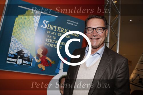 Amsterdam 14 november 2016
Winston Gerschtanowitz presenteerde de nieuwe sinterklaasboeken van Jumbo gemaakt door Katja  en Wim Schuurman Albert Verlinde en Wesley Sneijder die helaas niet aanwezig kon zijn in de Bibliotheek van Amsterdam. Katja had dochter Sammie mee genomen.