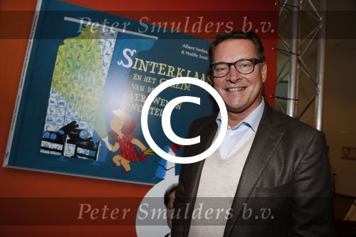 Amsterdam 14 november 2016
Winston Gerschtanowitz presenteerde de nieuwe sinterklaasboeken van Jumbo gemaakt door Katja  en Wim Schuurman Albert Verlinde en Wesley Sneijder die helaas niet aanwezig kon zijn in de Bibliotheek van Amsterdam. Katja had dochter Sammie mee genomen.