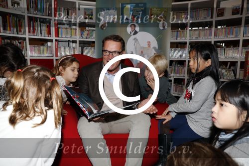 Amsterdam 14 november 2016
Winston Gerschtanowitz presenteerde de nieuwe sinterklaasboeken van Jumbo gemaakt door Katja  en Wim Schuurman Albert Verlinde en Wesley Sneijder die helaas niet aanwezig kon zijn in de Bibliotheek van Amsterdam. Katja had dochter Sammie mee genomen.