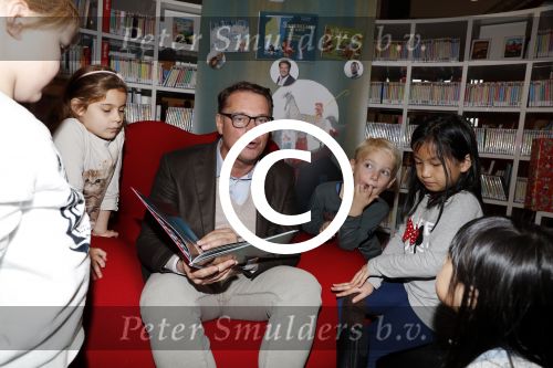 Amsterdam 14 november 2016
Winston Gerschtanowitz presenteerde de nieuwe sinterklaasboeken van Jumbo gemaakt door Katja  en Wim Schuurman Albert Verlinde en Wesley Sneijder die helaas niet aanwezig kon zijn in de Bibliotheek van Amsterdam. Katja had dochter Sammie mee genomen.
