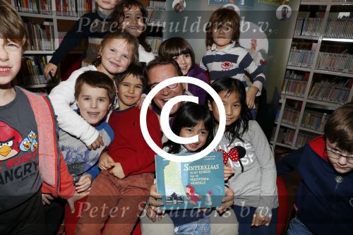 Amsterdam 14 november 2016
Winston Gerschtanowitz presenteerde de nieuwe sinterklaasboeken van Jumbo gemaakt door Katja  en Wim Schuurman Albert Verlinde en Wesley Sneijder die helaas niet aanwezig kon zijn in de Bibliotheek van Amsterdam. Katja had dochter Sammie mee genomen.