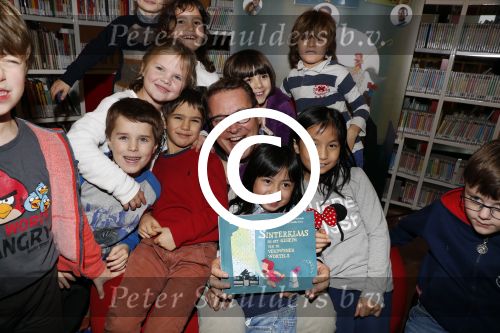 Amsterdam 14 november 2016
Winston Gerschtanowitz presenteerde de nieuwe sinterklaasboeken van Jumbo gemaakt door Katja  en Wim Schuurman Albert Verlinde en Wesley Sneijder die helaas niet aanwezig kon zijn in de Bibliotheek van Amsterdam. Katja had dochter Sammie mee genomen.
