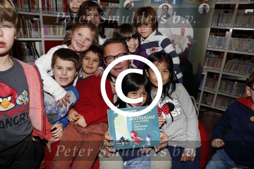 Amsterdam 14 november 2016
Winston Gerschtanowitz presenteerde de nieuwe sinterklaasboeken van Jumbo gemaakt door Katja  en Wim Schuurman Albert Verlinde en Wesley Sneijder die helaas niet aanwezig kon zijn in de Bibliotheek van Amsterdam. Katja had dochter Sammie mee genomen.