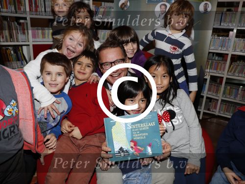 Amsterdam 14 november 2016
Winston Gerschtanowitz presenteerde de nieuwe sinterklaasboeken van Jumbo gemaakt door Katja  en Wim Schuurman Albert Verlinde en Wesley Sneijder die helaas niet aanwezig kon zijn in de Bibliotheek van Amsterdam. Katja had dochter Sammie mee genomen.