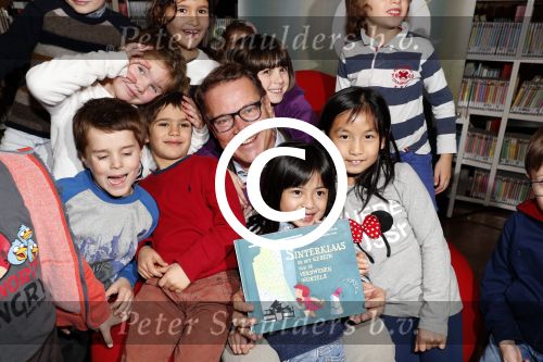 Amsterdam 14 november 2016
Winston Gerschtanowitz presenteerde de nieuwe sinterklaasboeken van Jumbo gemaakt door Katja  en Wim Schuurman Albert Verlinde en Wesley Sneijder die helaas niet aanwezig kon zijn in de Bibliotheek van Amsterdam. Katja had dochter Sammie mee genomen.
