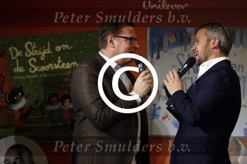 Amsterdam 14 november 2016
Winston Gerschtanowitz presenteerde de nieuwe sinterklaasboeken van Jumbo gemaakt door Katja  en Wim Schuurman Albert Verlinde en Wesley Sneijder die helaas niet aanwezig kon zijn in de Bibliotheek van Amsterdam. Katja had dochter Sammie mee genomen.