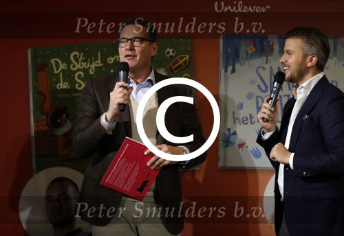 Amsterdam 14 november 2016
Winston Gerschtanowitz presenteerde de nieuwe sinterklaasboeken van Jumbo gemaakt door Katja  en Wim Schuurman Albert Verlinde en Wesley Sneijder die helaas niet aanwezig kon zijn in de Bibliotheek van Amsterdam. Katja had dochter Sammie mee genomen.